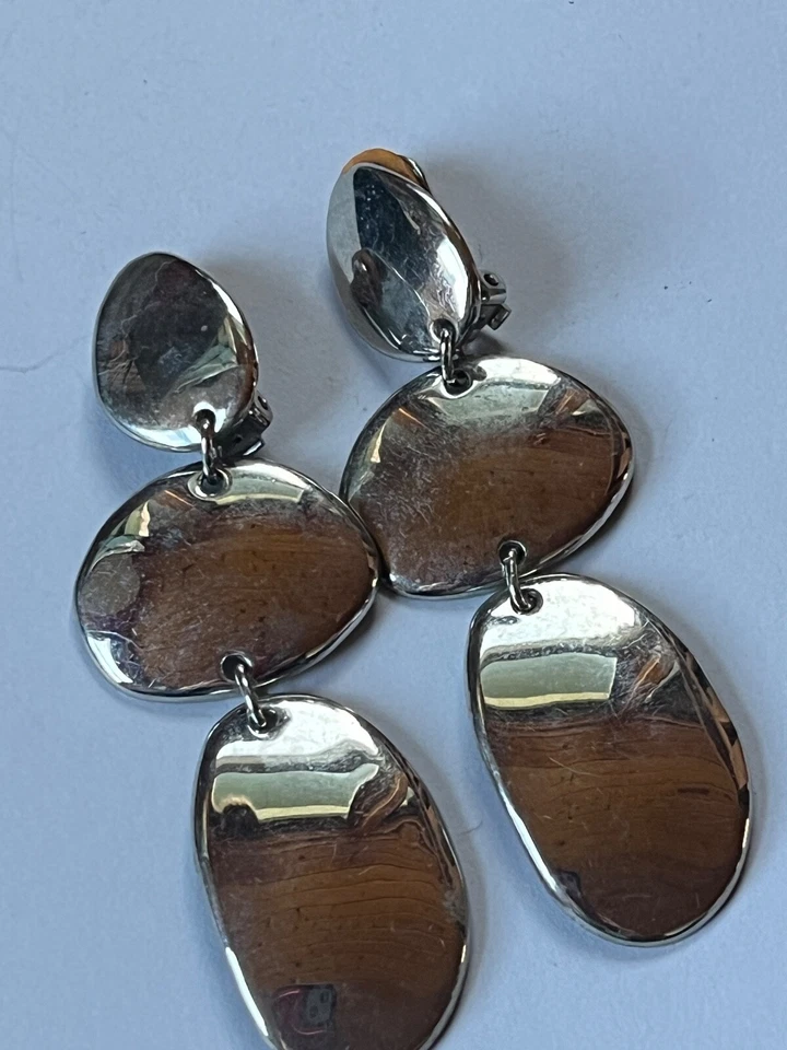 Pendientes de clip colgantes ovalados y oblongos de tono plateado largos y grandes marcados Chico’s -3,25 Foto 2 de 4