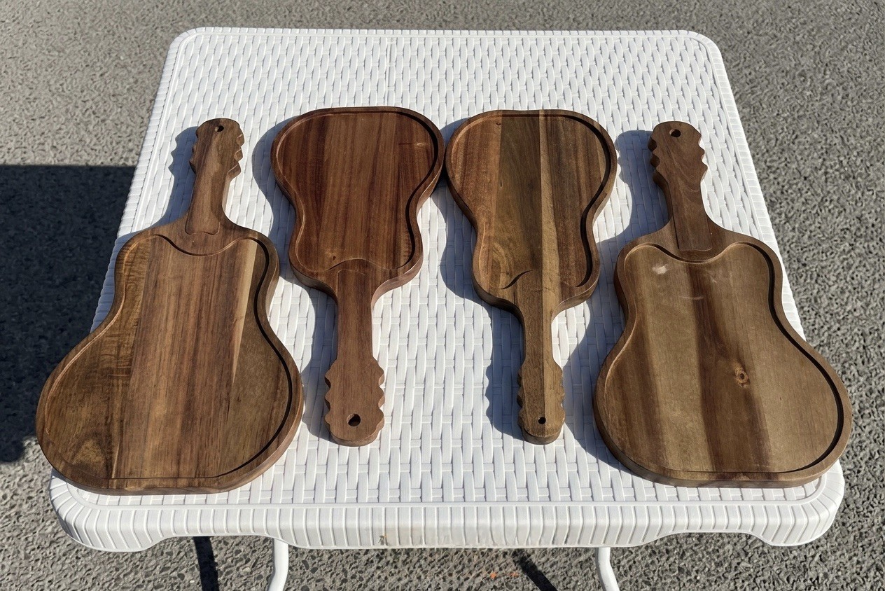 Plateau de service artisanal en bois noble finition huilée premium pour buffet