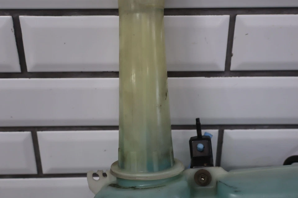 Toyota Supra MA70 1986-1988 (7MGE no turbo) depósito de líquido de lavadora con bomba y tapa Foto 3 de 4