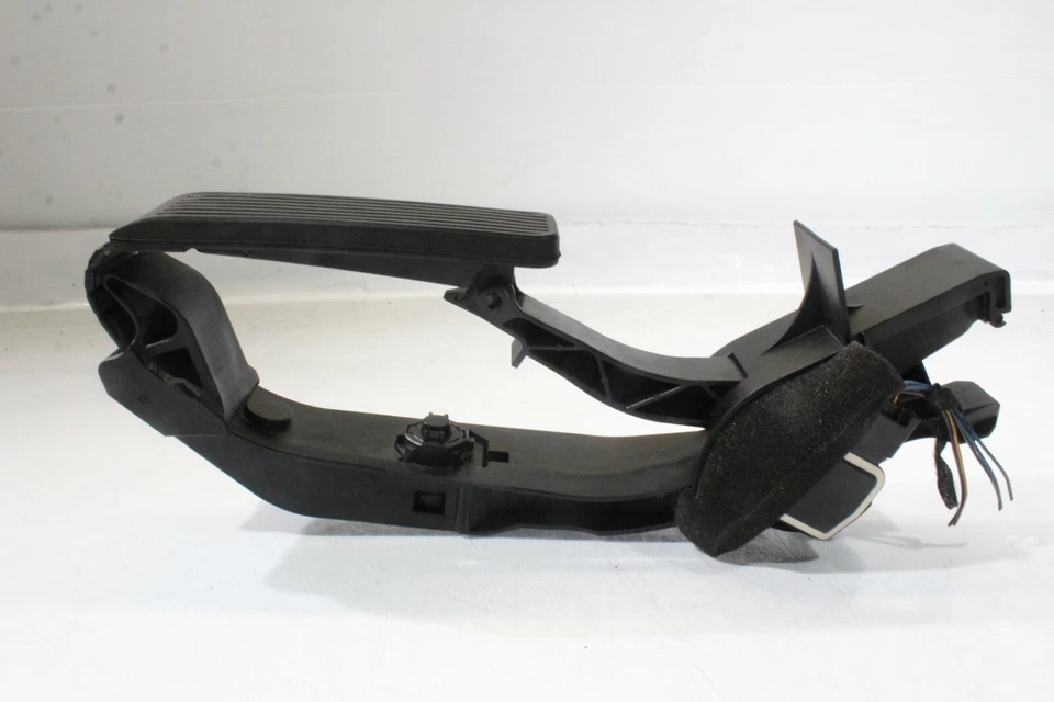 Mercedes-Benz E55 2004 AMG montaje de pedal de gasolina - acelerador A1249 Foto 4 de 4