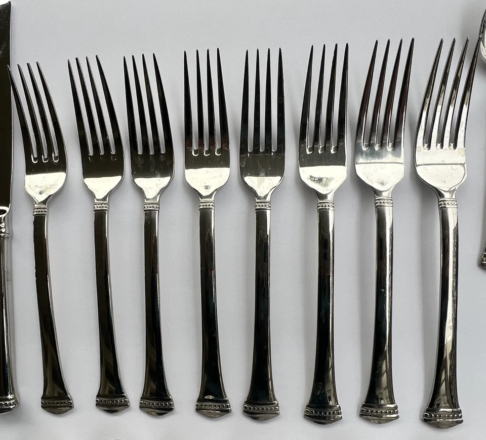 Cuchillos Towle Classic Bead Inoxidable 34 Piezas Tenedores Cucharaditas Ensalada 18/10 Foto 3 de 4