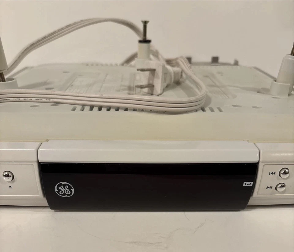 GE Slim Spacemaker Under Cabinet AM/FM Radio CD Player Model 7-5350 For Parts - Image 4 of 4