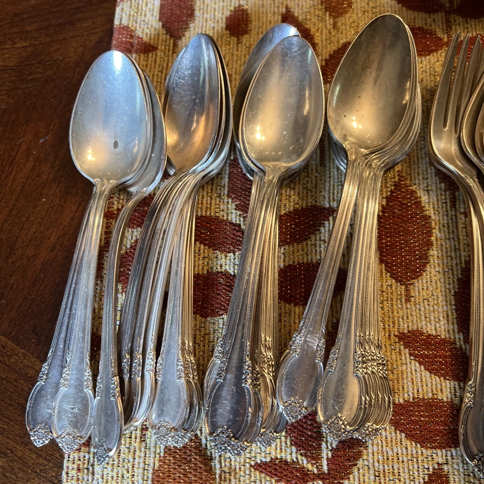 Cubiertos de 92 piezas con patrón de recuerdo plateado Rogers Bros 1847 Foto 2 de 4