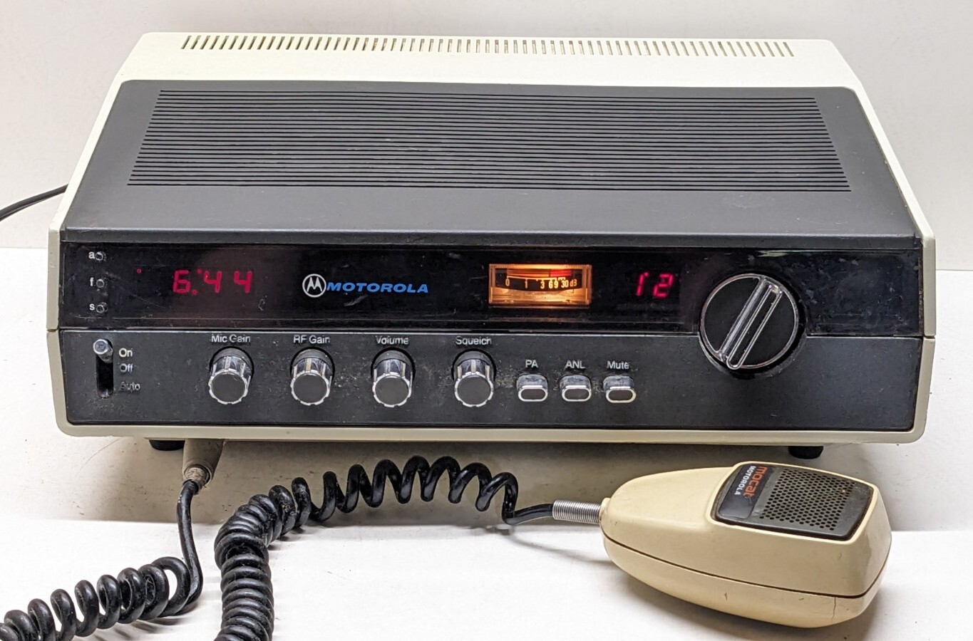 Motorola CB Radio Base Station T4025A CB1136 With Original Mic Vintage