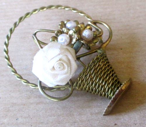 Belle Broche Vintage Paris - Panier Fleuri Avec Fleur En Nacre - Style Ancien Or - Bijou Rétro 3092