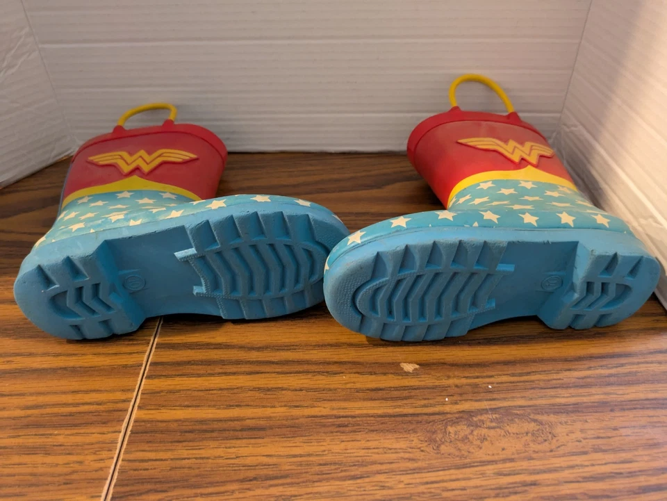 Botas de goma para niños Wonder Woman usadas talla 10. Foto 3 de 4