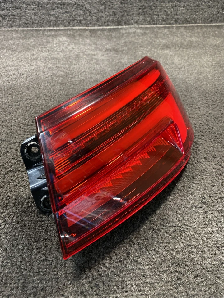Luz trasera exterior lateral derecha Audi S3 2017 OEM 8V5945092A Foto 4 de 4