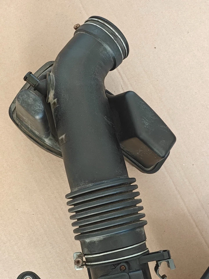 Lexus IS300 2001-2005 OEM Stock Limpiador de admisión de aire frío Caja de filtro Carcasa MAF Foto 4 de 4