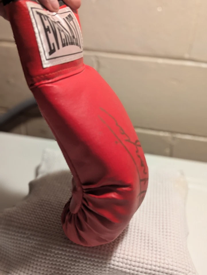 H.O.F Boxing Great 'Smokin' Joe Frazier AUTOGRAPHED Everlast Boxing Glove - Image 3 of 4