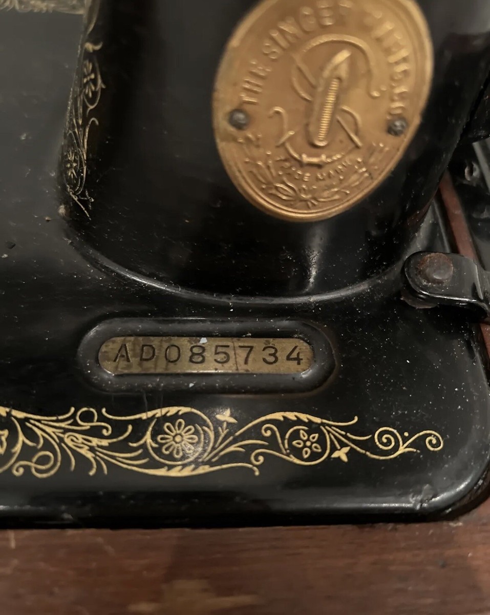 vintage Singer Sewing Machine 1930 With Vintage Case Ad085734