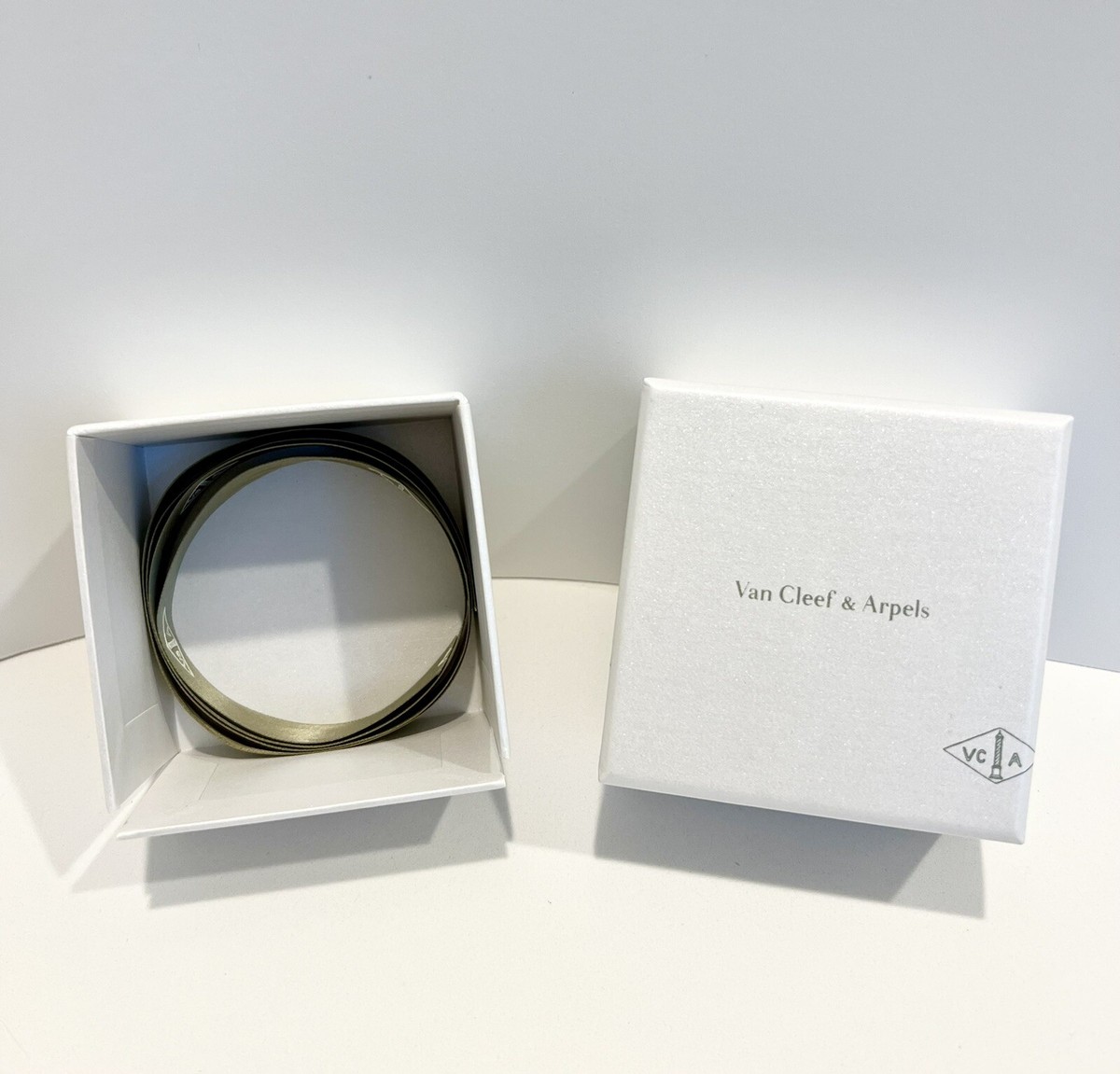 Van Cleef & Arpels ボックス　空箱 Van Cleef & Arpels enchants your online orders with its new