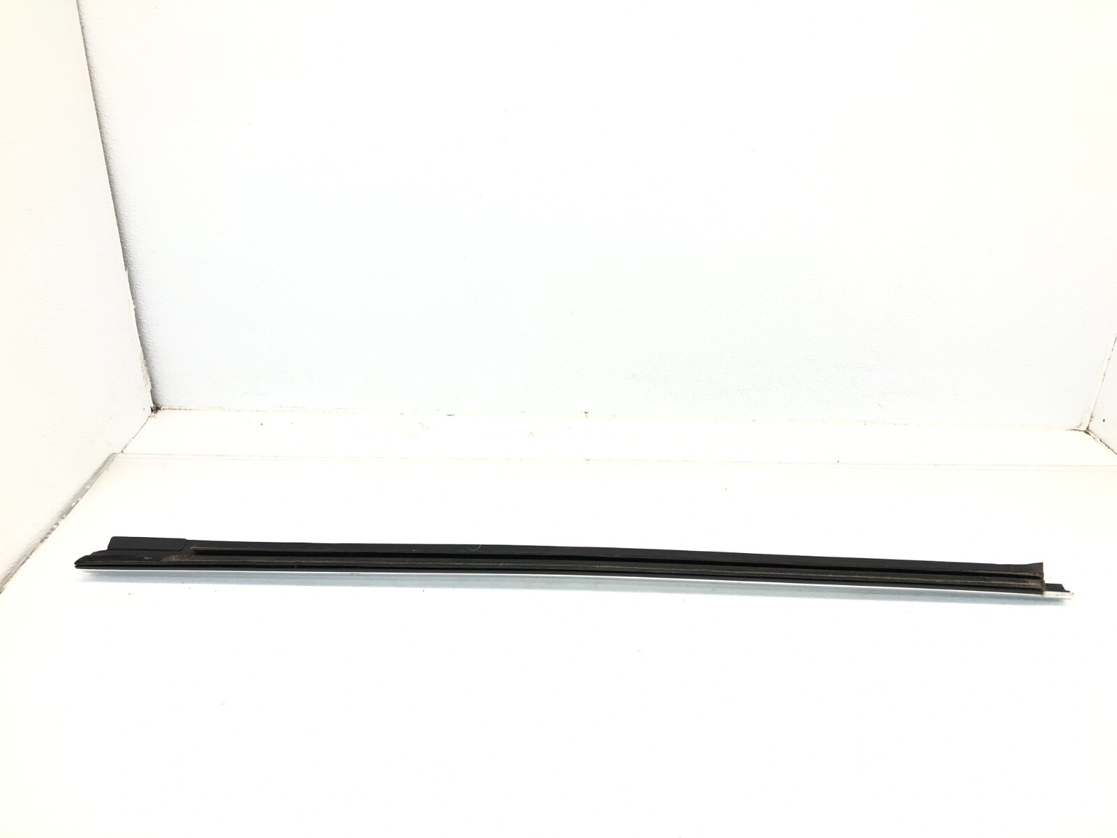 2017-2020 MASERATI LEVANTE RIGHT PASS FRONT DOOR WINDOW BELT MOLDING TRIM OEM