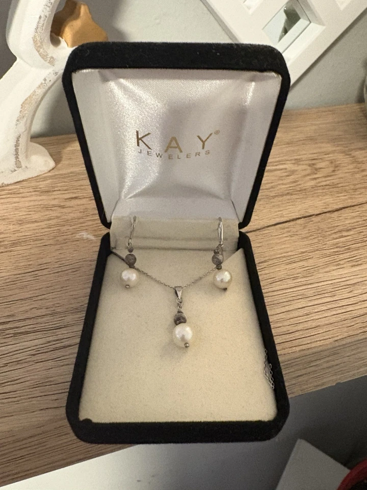 Juego de collar y pendientes de perlas Kay Jewelers Foto 4 de 4