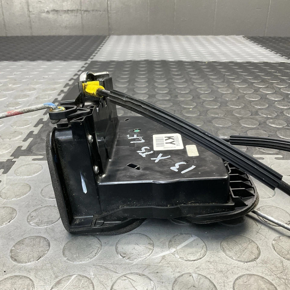 Cadillac XTS 2013-2019 actuador de cierre de puerta delantero izquierdo del lado del conductor OEM Foto 3 de 4