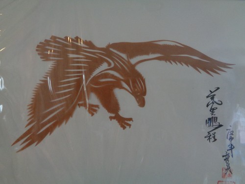 DE COLECCIÓN FIRMADO CHENG HOU-TIEN PAPEL CHINO CORTE ÁGUILA ARTE ENMARCADO - Imagen 4 de 6