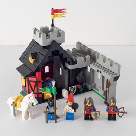 Lego 6067 Fortified Medieval Tavern with Defense Wall / Guarded Inn (1986)