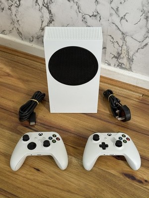 Xbox Series S Spielekonsole mit 2x Wireless Controller sehr guter Zustand - schneller Versand   