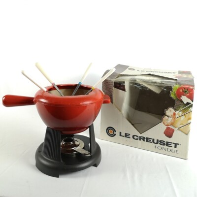 Service à fondue en fonte émaillée avec manche en bois Service à fondue en fonte émaillée avec manche en bois