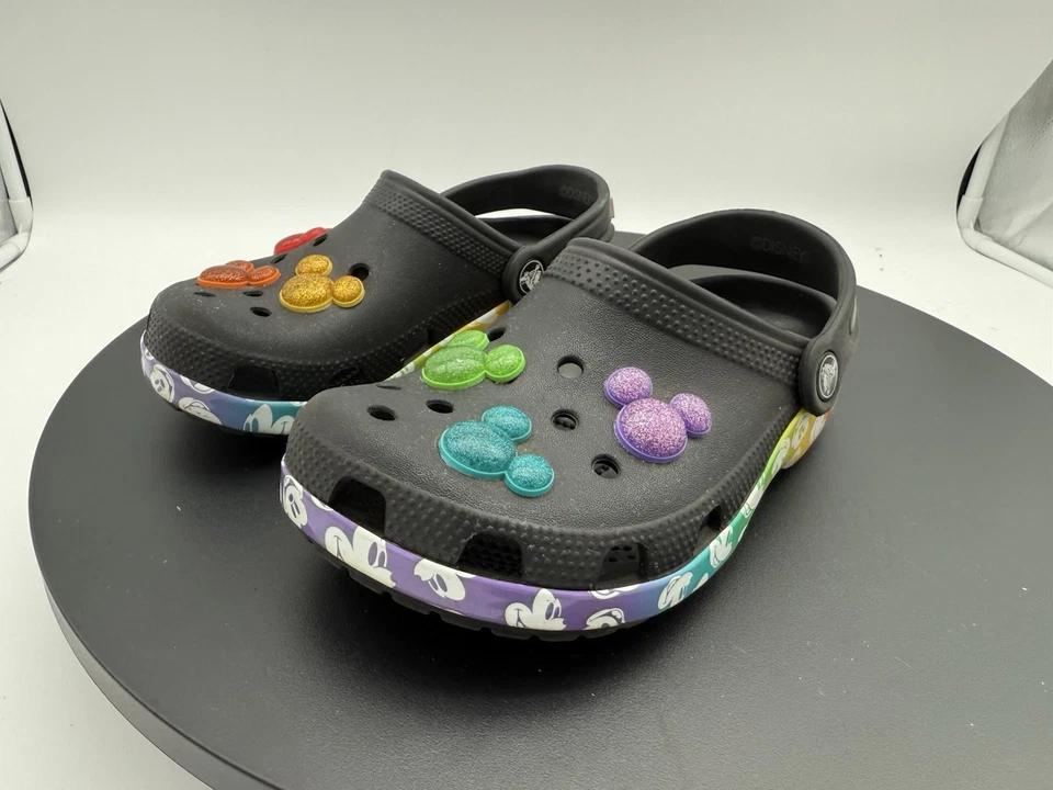Zueco para niños Crocs Disney Mickey Mouse talla 2 celebración arco iris, ¡muy bonito! Foto 3 de 4