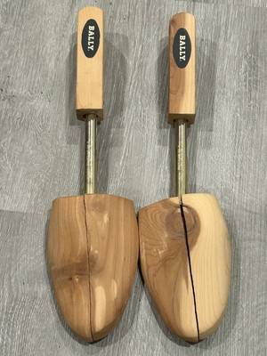 Vintage Bally Cedar Wood Shoe Trees Size M. US 8/9 Spring Loaded Shoe Tree