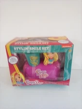 Sunny Day Stylin' Smile Set Toothbrush Holder, Toothbrush and Rinse Cup Gift Set