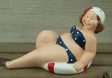 Deko Figur Mollige Badenixe dicke Dame Frau im Badeanzug  zur Auswahl (3998Blau)