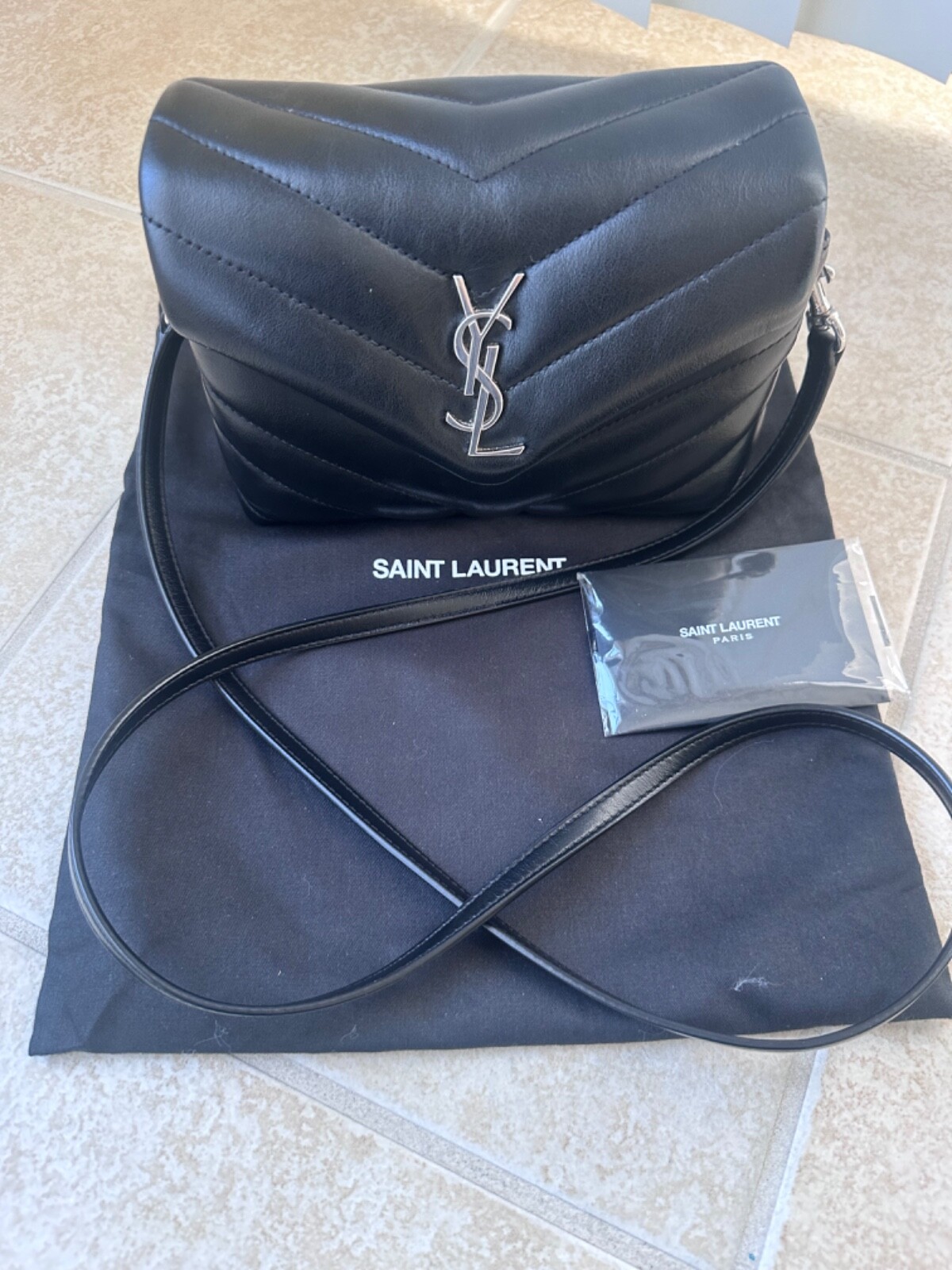 Saint Laurent YSL Giocattolo LouLou nero con ferramenta argento a tracolla