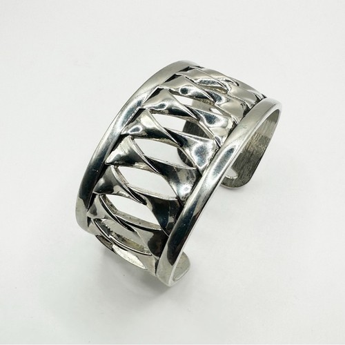 Pulsera brazalete listones retorcidos individuales onda de choque joyería tono plata Lia Sophia - Imagen 9 de 9