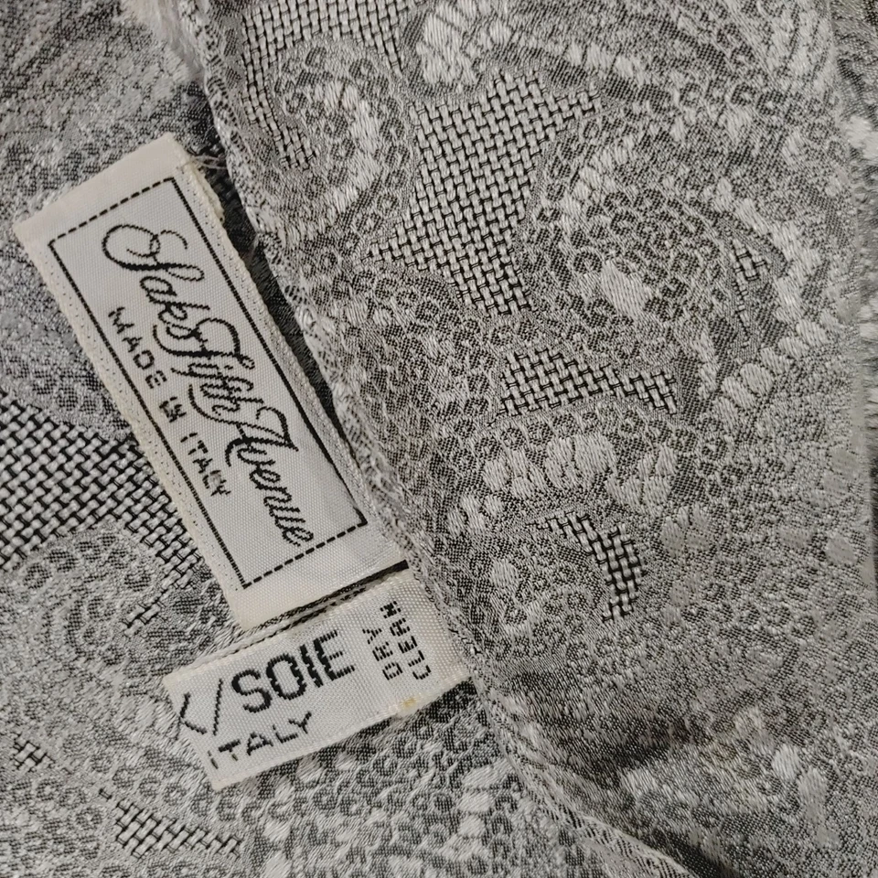 Saks Fifth Avenue Vintage Italiano Paisley Seda Bufanda Gris Bordes con Flecos 56 por 17 Foto 3 de 4