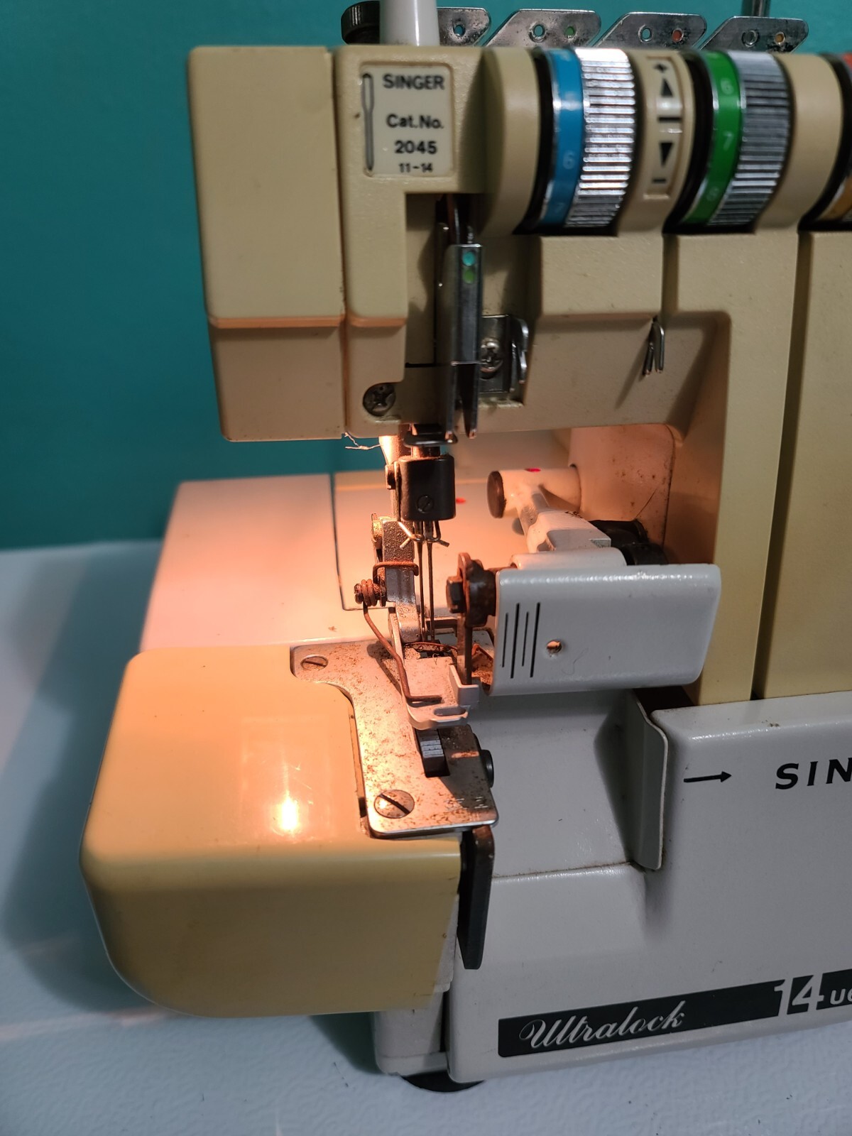 Singer Ultralock 14U64A 4 Thread Sewing Machine with Foot Pedal eBay