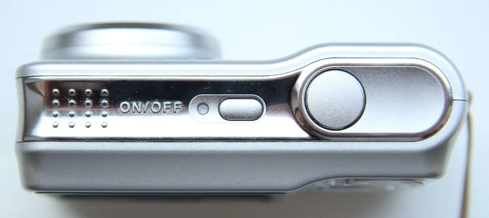 Nikon CoolPix L4 4MP Compact Digital Camera Silver - Image 3 of 4