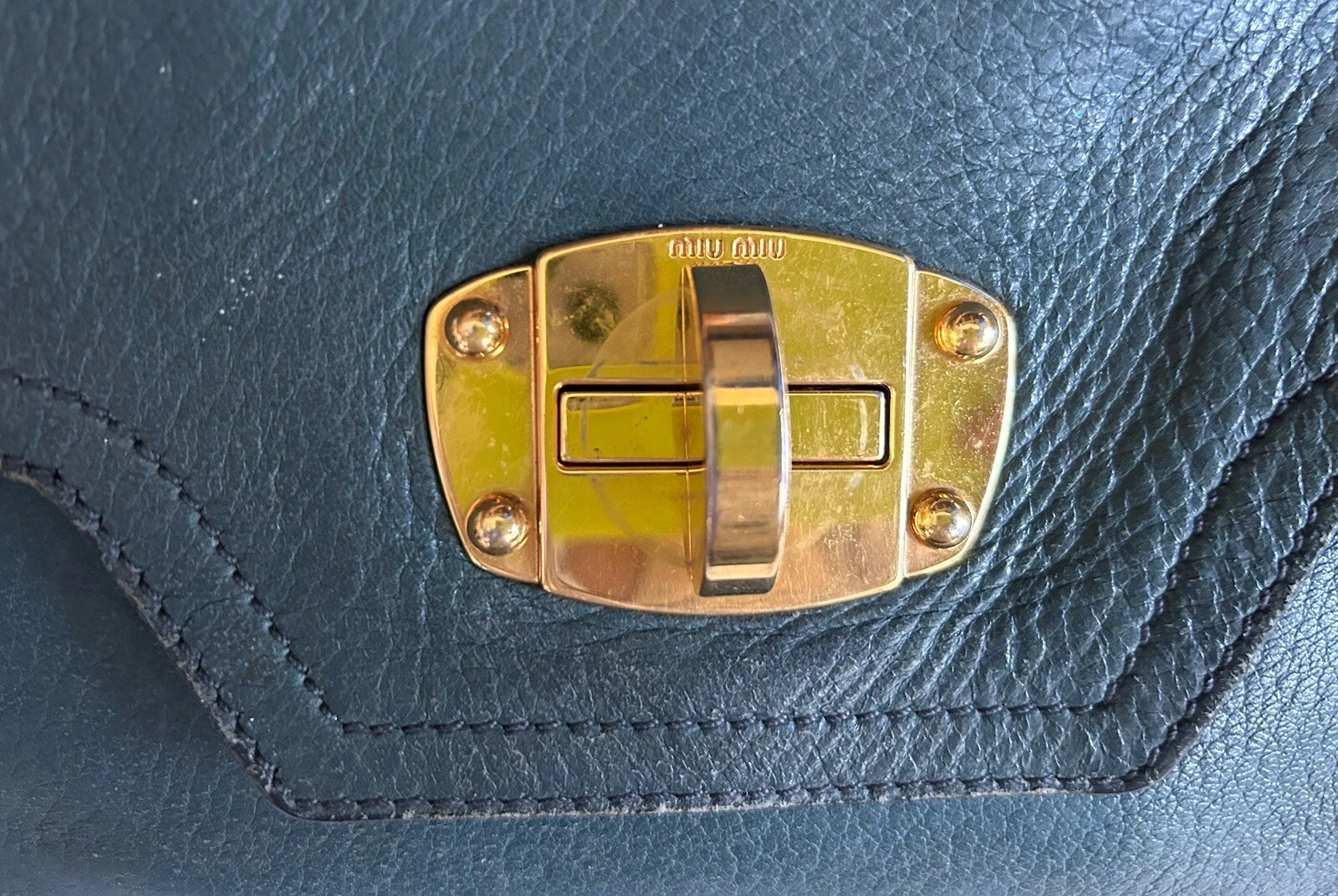 Borsa a tracolla Miu Miu Lake in pelle blu con patta a scatto