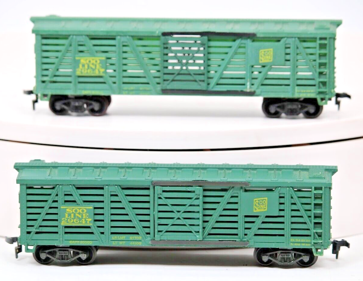 Lot of 2 HO Scale Life-Like Soo Line Stock Cars #29647 1:87 Green Slatted Sides