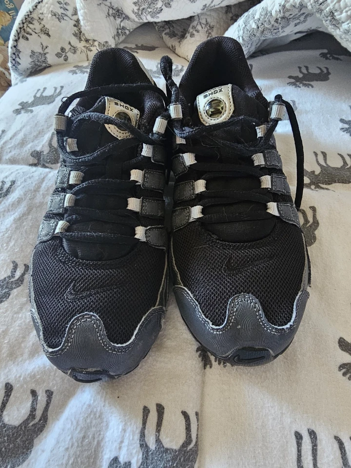 Malla Nike Shox vintage... 6,5 para mujer o 5 años... negra y plateada Foto 3 de 4
