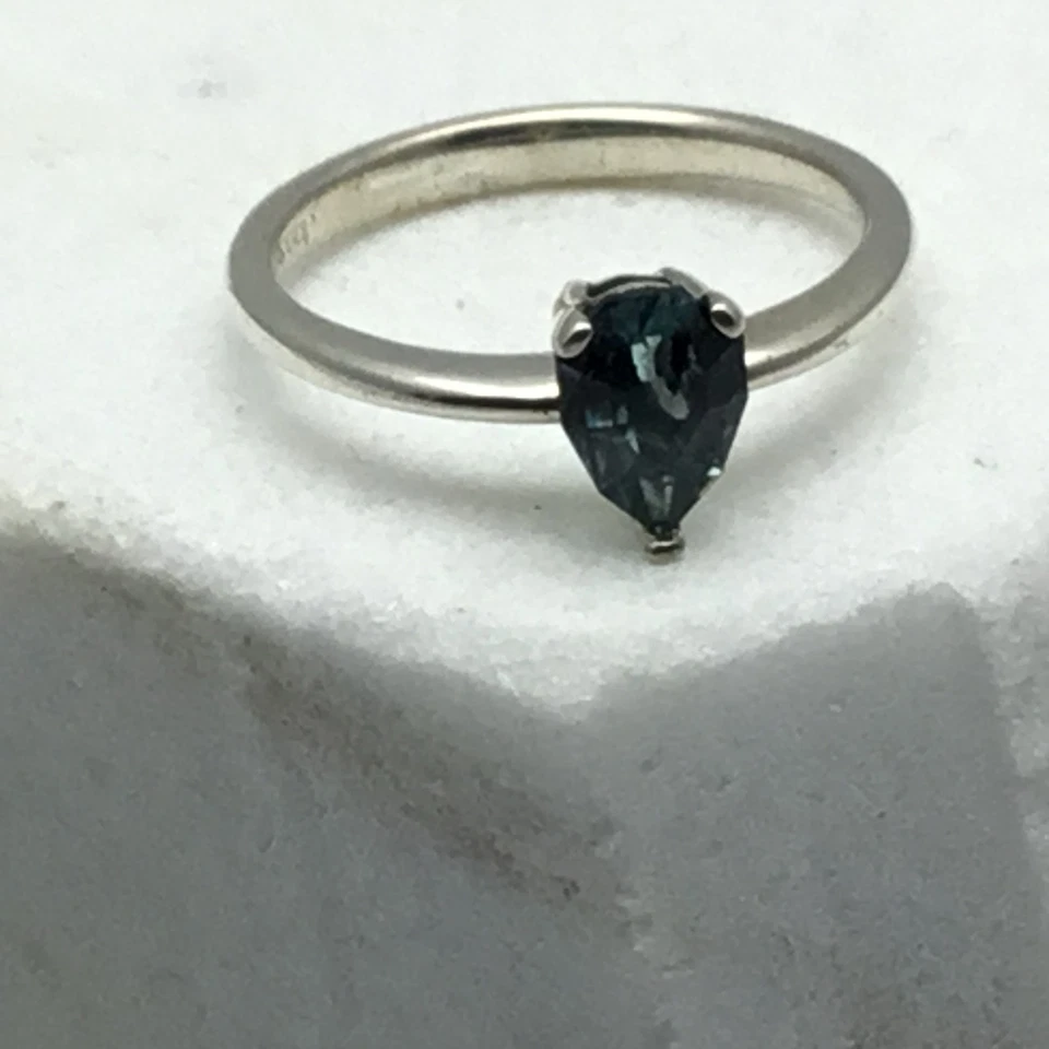 Anillo solitario de turmalina indicolita de plata de ley Brasil 7 x 5 pera 1,78 quilates Foto 3 de 4