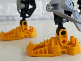 Bionicle Toa Ignika 8697 with 4 Zamor Spheres & Manual.  Complete  .