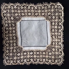 ANTIQUE LINEN LACE HANDKERCHIEF "BERTHE" 0.29 SQUARE METERS