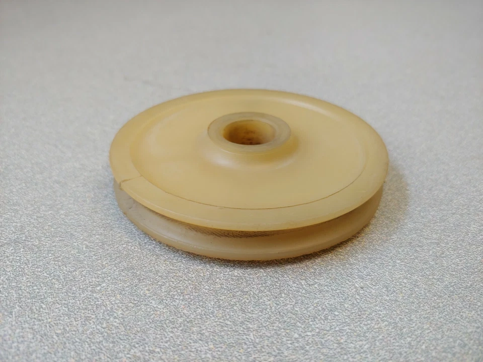 VERY NICE GENUINE PORSCHE 914 914-6 CLUTCH CABLE DEFLECTION ROLLER NYLON WHEEL - Image 2 of 3