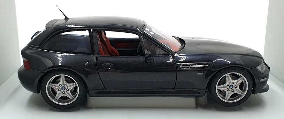 UT Models 1/18 Scale Diecast 20432 - BMW Z3 M Coupe Metallic Black - Image 4 of 4