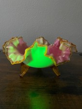 ANTIQUE UV REACTIVE STEVENS & WILLIAMS Amber Crest 3-Toed Brides Bowl 10