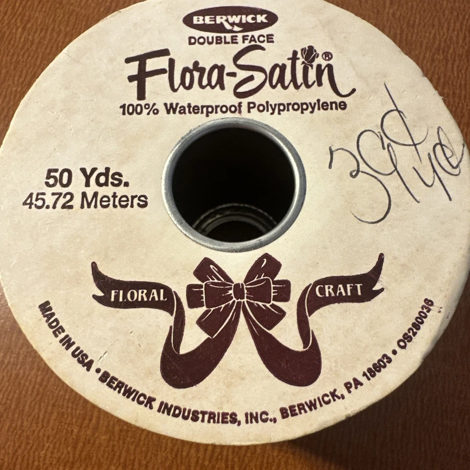 Cinta artesanal de retazos navideños satinados de flora Berwick de colección 2-3/4" x 50 YDS Foto 2 de 4