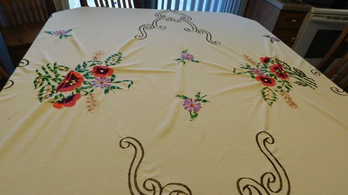 25-661 Vintage Unused Large Knit Embroidered Tablecloth Red Poppy Daisy Scallope
