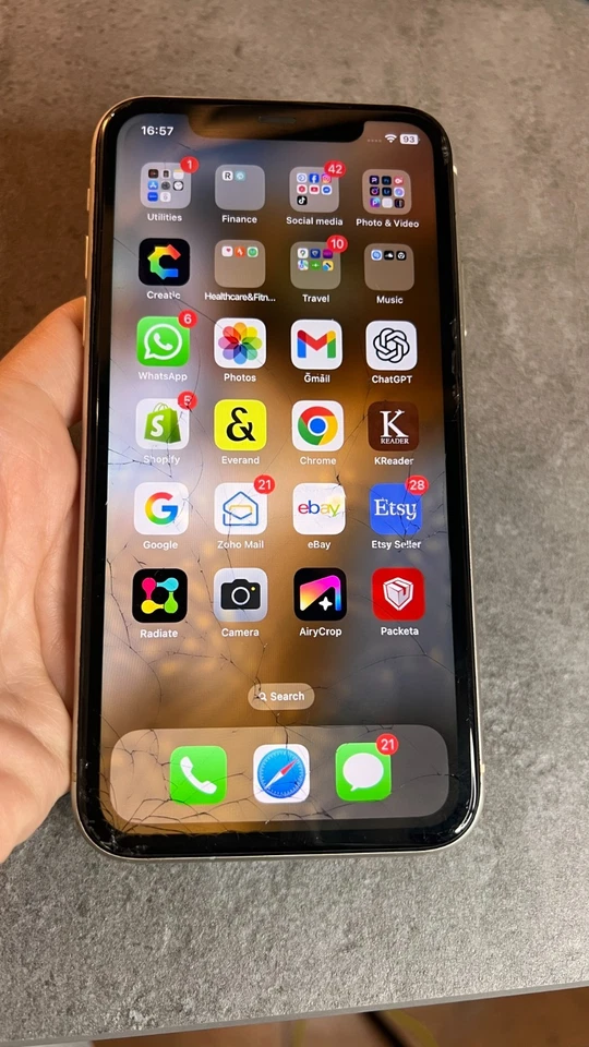 iPhone 11 128gb, Broken Screen, 100% functional, 74% Battery, Unlocked - Image 2 of 4