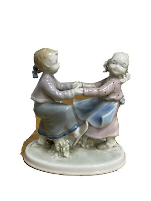 VINTAGE KUNST ILMENAU  GDR  TWO GIRLS DANCING  PORCELAIN FIGURINE 5.50'' GERMANY