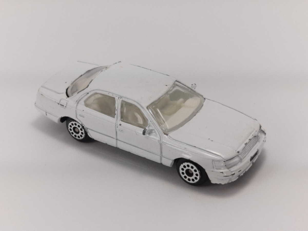 Zee Toyota Celsior Sedan D114 White (Lexus LS 400) 1/64 Zee Toyota Celsior Sedan D114 White (Lexus LS 400) 1/64