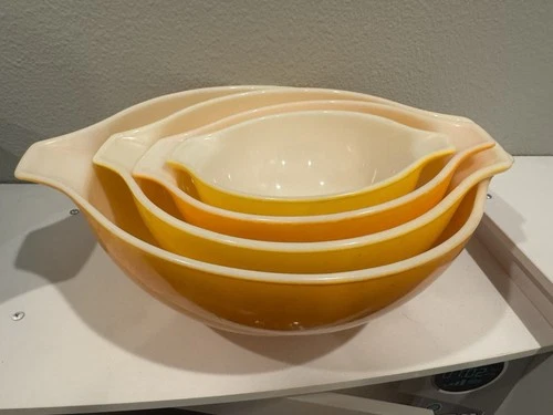 Vintage Pyrex Sunflower Daisy Yellow Orange Cinderella Nesting Bowl Set Of 4