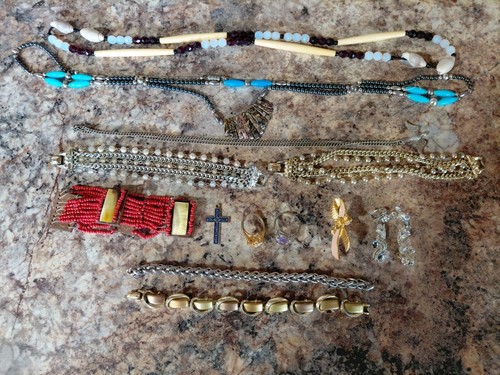 Costume Jewelry Lot of 13 Items Includes 3 Necklaces, 5 Bracelets, 2 Rings Etc - 第 1/1 張圖片