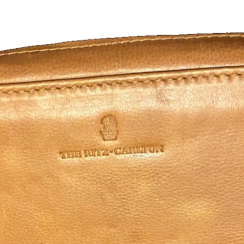 Bolso de Viaje Ritz Carlton Clava Cuero Tostado Cremallera Compartimentos Internos Accesorios Foto 2 de 4