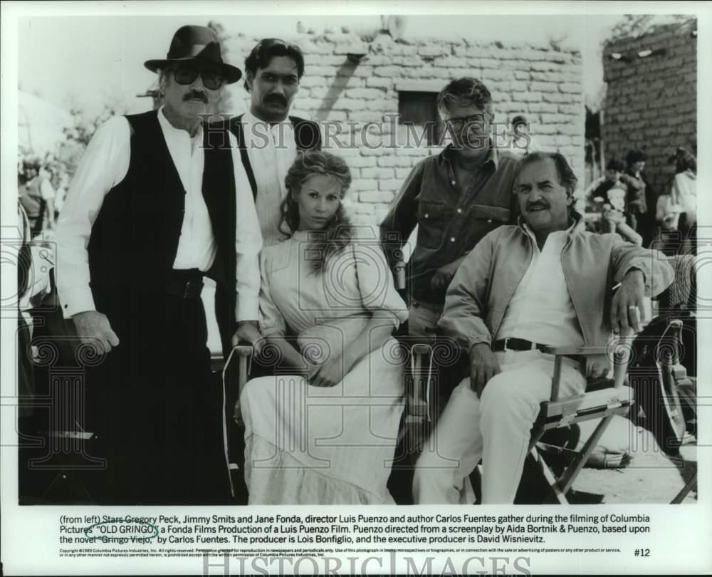 1989 Press Photo Cast gather during filming of 