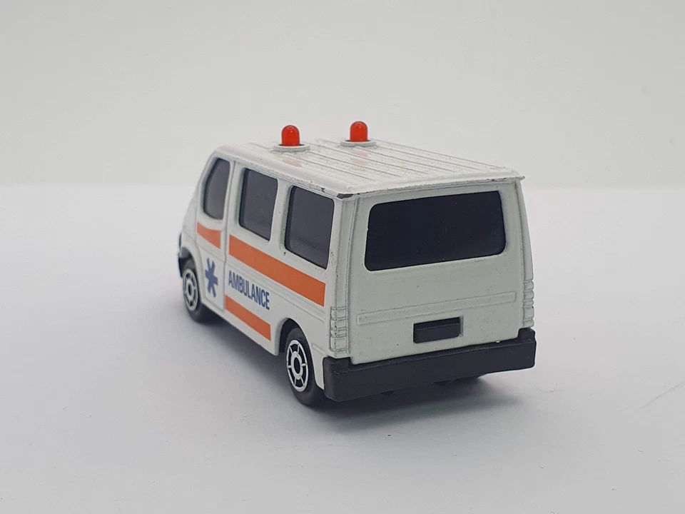 Ford Transit Ambulance Majorette 1/60 - Immagine 2 di 4